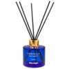 Niebieska butelka z patyczkami zapachowymi, z złotym korkiem, na której widnieje napis: "SORVELLA Home Fragrance Premium Blue Angel".