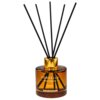 Brązowa butelka z patyczkami zapachowymi, na której widnieje napis: "SORVELLA Home Fragrance Premium Sandalwood". Patyczki są umieszczone w złotej nakrętce.
