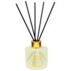 Przezroczysty flakon z patyczkami zapachowymi, z złotym korkiem, na którym widnieje napis "SORVELLA HOME FRAGRANCE Premium Black Vanilla". Wewnątrz flakonu znajduje się jasny płyn, a z korka wystaje kilka czarnych patyczków.