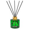 Zielona butelka z patyczkami zapachowymi, na której widnieje napis "SORVELLA Home Fragrance Premium Spring Night". Złota nakrętka kontrastuje z ciemnymi patyczkami wystającymi z butelki.