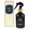 Czarno-złoty spray do wnętrz z napisem "SORVELLA Home Spray Premium Istanbul" stoi obok jasnego pudełka z identycznym napisem. Spray ma elegancki dozownik, a pudełko jest ozdobione ciemnym, dekoracyjnym panelem.
