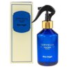 Na zdjęciu znajduje się niebieska butelka z rozpylaczem i złotym elementem, obok której stoi pudełko. Na obu widnieje napis: "SORVELLA Home Spray Premium Blue Angel".