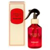 Na zdjęciu widoczny jest czerwony flakon z atomizerem oraz pudełko produktu "SORVELLA Home Spray Premium Red Baccarat". Na obu elementach znajduje się napis "SORVELLA Home Spray Premium Red Baccarat".