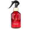 Czerwony flakon z czarnym atomizerem i złotym pierścieniem, na którym widnieje napis "SORVELLA Home Spray Premium Red Baccarat".