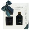 Zestaw zapachowy SORVELLA PERFUME Luxury Istanbul składa się z trzech elementów: świecy, sprayu do wnętrz i dodatkowego elementu, zapakowanych w eleganckie pudełko z ciemną kokardą. Na opakowaniu widnieje napis: "SORVELLA Luxury Fragranced Home Fragrance 