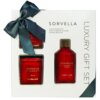Zestaw zapachowy SORVELLA PERFUME Luxury Red Baccarat składa się z trzech elementów: świecy, odświeżacza powietrza i dodatkowego elementu, umieszczonych w eleganckim opakowaniu z ciemną kokardą. Na opakowaniu widnieje napis: "SORVELLA Luxury Fragranced Ho