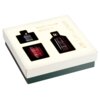 Pudełko prezentowe z trzema produktami, na którym widnieje napis "SORVELLA LUXURY GIFT SET" oraz "Luxury Fragrance, Candle & Home Spray Set". Wewnątrz znajdują się trzy elementy: perfumy, świeca i spray do wnętrz, wszystkie oznaczone jako "Red Baccarat".
