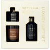 Zestaw zapachowy SORVELLA PERFUME Luxury Day Dreaming składa się z trzech elementów: świecy, odświeżacza powietrza i sprayu do domu, umieszczonych w eleganckim opakowaniu z napisem "SORVELLA Luxury Gift Set". Na każdym z produktów widnieje napis "SORVELLA
