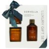 Białe opakowanie prezentowe z trzema produktami marki Sorvella, ozdobione ciemną wstążką. Widoczne napisy: "SORVELLA Luxury Fragranced Home Fragrance & Candle & Home Spray Set", "SORVELLA CANDLE Premium Day Dreaming", "SORVELLA Home Spray Premium Day Drea