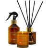 Brązowy zestaw zapachowy składający się z trzech elementów: sprayu do domu z napisem "SORVELLA Home Spray Premium Day Dreaming", świecy z napisem "SORVELLA CANDLE Premium Day Dreaming" oraz dyfuzora z patyczkami z napisem "SORVELLA Fragrance Premium Day D