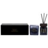 Czarne pudełko z napisem "SIGNATURE Home Gift Set Candle & Home Fragrance" obok dwóch fioletowych pojemników: świecy z napisem "SORVELLA CANDLE Cashmere & Pepper SIGNATURE" oraz dyfuzora z patyczkami i napisem "SORVELLA Home Fragrance Cashmere & Pepper SI