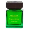 Zielona butelka z ciemnym korkiem, na której widnieje złoty napis: "SORVELLA HOME FRAGRANCE Bergamot & Musk SIGNATURE".