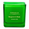 Zielona, szklana świeca z napisem "SORVELLA CANDLE Bergamot & Musk SIGNATURE" na przedniej stronie. Świeca ma prostokątny kształt i gładką powierzchnię.