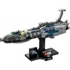 Model statku kosmicznego z klocków LEGO, przedstawiający "Niewidzialną Rękę" z serii Star Wars, umieszczony na czarnej podstawce z napisem "LEGO Star Wars Invisible Hand". Na podstawce widoczne jest także logo z napisem "25 YEARS OF".