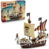 Na zdjęciu znajduje się zestaw LEGO przedstawiający statek piracki z serii "One Piece", z widocznym logo LEGO i napisem "NETFLIX ONE PIECE". Na żaglu statku widnieje symbol czaszki z kapeluszem, a obok znajduje się pudełko z grafiką zestawu i oznaczeniem 