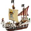 Zestaw LEGO przedstawia szczegółowy model statku pirackiego z dużym żaglem ozdobionym czaszką i skrzyżowanymi kośćmi oraz kilkoma minifigurkami na pokładzie. Na maszcie i żaglu widoczne są czarne flagi z czaszką i skrzyżowanymi kośćmi.