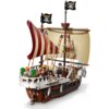 Na zdjęciu znajduje się model statku pirackiego z klocków LEGO z dwoma masztami, żaglami w paski i czarnymi flagami z czaszką. Na pokładzie widoczne są figurki postaci oraz detale takie jak beczki i liny.