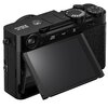 Czarny aparat bezlusterkowy z odchylanym ekranem, widoczny z tyłu, z oznaczeniami "FUJIFILM X-E5" oraz przyciskami "DRIVE DELETE", "PLAY", "AEL AFL". Na górze aparatu znajdują się pokrętła z oznaczeniami ustawień.