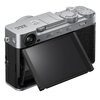 Srebrny aparat bezlusterkowy z odchylanym ekranem, widoczny od tyłu, z wyraźnym logo "FUJIFILM X-E5" na górnej części obudowy. Na aparacie znajdują się przyciski z oznaczeniami: "DRIVE DELETE", "PLAY", "AEL AFL".