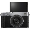 Srebrny aparat bezlusterkowy z czarnym uchwytem, posiada wysunięty ekran oraz obiektyw z napisem "SUPER EBC XF 23mm 1:2.8 R WR 39" i "FUJINON ASPHERICAL LENS".