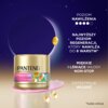 Złoty słoik z napisem "PANTENE Pro-V ACTIVE NUTRI-PLEX HYDRATION RECHARGE KERATIN PROTECT MASK" stoi na różowej substancji, obok której leżą kapsułki. W tle widoczny jest ciemnoniebieski gradient z tekstem: "POZIOM NAWILŻENIA", "NAJWYŻSZY POZIOM REGENERAC