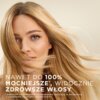 Na zdjęciu widoczna jest osoba z długimi, blond włosami, które są w ruchu. Na dole zdjęcia znajduje się tekst: "NAWET DO 100% MOCNIEJSZE*, WIDOCZNIE ZDROWSZE WŁOSY *odporność na uszkodzenia spowodowane stylizacją, w porównaniu z szamponem Aqualight/Volume