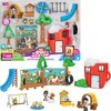Zestaw figurek JAZWARES Adopt Me Kawiarnia i plac zabaw AME0019 zawiera różnorodne elementy, takie jak zjeżdżalnia, huśtawka, drzewka, figurki postaci oraz budynek w kształcie kubka z oknami i drzwiami. Na opakowaniu widnieje napis "ADOPT ME! COFFEE SHOP 