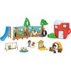 Zestaw figurek JAZWARES Adopt Me Kawiarnia i plac zabaw AME0019 składa się z kolorowych elementów, w tym zjeżdżalni, huśtawki, domku w kształcie kubka oraz postaci i zwierząt. Na zdjęciu widoczne są również dekoracje w postaci drzew i placu zabaw z oponą.