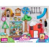 Zestaw figurek JAZWARES Adopt Me Kawiarnia i plac zabaw AME0019 zawiera różnorodne elementy, takie jak figurki postaci, drzewa, zjeżdżalnię, huśtawkę oraz budynek w kształcie kubka. Na opakowaniu widnieje napis: "ADOPT ME! COFFEE SHOP & PLAYGROUND" oraz i
