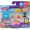 Opakowanie zawiera zestaw figurek morskich z serii "Adopt Me Into the Sea" oraz planszę z zadaniami do zdrapywania. Na opakowaniu widnieją napisy: "EXCLUSIVE VIRTUAL ITEM CODE", "HIDDEN PET INSIDE!", "ADOPT ME!", "INTO THE SEA", "PLAY, COLLECT, & TRADE!",