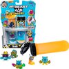 Opakowanie zestawu figurek "Mr Beast Lab Swarms Atomic" zawiera pięć figurek w przezroczystych pojemnikach oraz pomarańczowy cylinder z czarną zakrętką. Na opakowaniu widnieją napisy: "MR BEAST LAB SWARMS", "5 MICRO BEASTS INSIDE", "EXPERIMENT TO CREATE Y