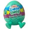 Zielona, jajowata figurka z kolorowym wzorem i napisem "Piñata Smashlings Rainbow Pod" oraz "1 Pack". Na figurce znajdują się również małe, zielone nóżki.