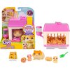 Zestaw figurek ZURU Little Live Pets Mama Surprise Minis zawiera różowe pudełko z napisem "Little Live Pets" oraz figurki chomików, w tym dużą figurkę mamy i kilka mniejszych. Na opakowaniu widnieje tekst: "Mama magically has 2, 3, or 4 babies! When will 