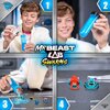 Na zdjęciu widoczny jest zestaw figurek "Mr Beast Lab Swarms" w czterech etapach: mieszanie niebieskiego proszku z wodą, wstrząsanie, wylewanie zawartości oraz dwie figurki na stole. W centralnej części znajduje się napis "Mr Beast Lab Swarms", a w rogu l