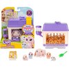 Na zdjęciu znajduje się zestaw figurek "Little Live Pets Mama Surprise Minis" z króliczą mamą i małymi króliczkami, w tym domek z fioletowym dachem, pojemnik na wodę oraz trzy małe figurki króliczków. Na opakowaniu widnieje napis: "Mama magically has 2, 3
