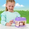 Na zdjęciu znajduje się zestaw figurek ZURU Little Live Pets Mama Surprise Minis, przedstawiający fioletową klatkę z króliczkiem w środku oraz pojemnikiem na wodę. Na klatce widoczne jest logo "Little Live Pets".