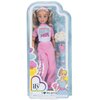 Lalka w różowym stroju z napisem "HANGIN' WITH MY PEEPS" na koszulce, zapakowana w przezroczyste pudełko z akcesoriami, takimi jak torba i okulary. Na opakowaniu widnieje logo "Disney ILY 4EVER" oraz ilustracja postaci Bo Peep.