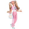 Lalka ubrana jest w różowy strój z napisem "Hanging with Bo Peep" na koszulce oraz trzyma torebkę z motywem owieczek. Ma długie blond włosy związane w kucyki i nosi niebieskie klapki.