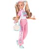 Lalka ubrana jest w różowy strój z napisem "Hanging with Bo Peep" na koszulce oraz trzyma różowe akcesoria, w tym torebkę z motywem owieczek. Na spodniach widoczny jest duży napis "Bo Peep".
