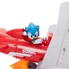 Na zdjęciu znajduje się figurka przedstawiająca niebieskiego jeża w czerwonym dwupłatowcu z widocznym napisem "SONIC" na boku samolotu. Figurka trzyma stery, a w tle widać fragment skrzydła samolotu.