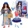 Lalka ubrana w kolorowy strój z motywem postaci z bajki, w zestawie z dodatkowymi ubraniami i akcesoriami, w tym torebką z napisem "Stitch" oraz niebieską czapką z numerem "626". Opakowanie zawiera napis "i ♥ stitch" oraz grafikę przedstawiającą postać z 