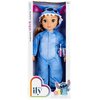 Lalka ubrana w niebieski kostium z kapturem przypominającym postać z bajki, umieszczona w opakowaniu z przezroczystym frontem. Na opakowaniu widnieje tekst: "inspired by Stitch, styled for you!", "Disney ily 4EVER", oraz ilustracja postaci Stitch.