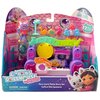 Opakowanie zestawu figurek "Gabby's Dollhouse The Movie" zawiera kolorowe elementy, takie jak instrumenty muzyczne i postacie, z napisem "Paw-some Party Story Set" oraz ostrzeżeniem "WARNING: CHOKING HAZARD - Small parts. Not for children under 3 years." 