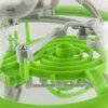 Zbliżenie na wewnętrzną część labiryntu kulkowego 3D, z widocznymi zielonymi i białymi elementami konstrukcji. Widać spiralne ścieżki oraz mechaniczne połączenia, a także strzałkę wskazującą kierunek.