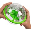 Przezroczysta kula z zielonym labiryntem 3D w środku, trzymana w dłoniach. Na powierzchni kuli widoczne jest logo producenta.