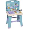 Zabawka kuchnia SMOBY Disney Stitch 7600311909 przedstawia kolorowy zestaw kuchenny z motywem postaci z bajki, zawierający zlew, palnik, patelnię z jajkiem, talerz z widelcem i nożem oraz różne akcesoria kuchenne. Na górnej części widoczne są dekoracje z 
