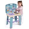 Zabawka kuchnia SMOBY Disney Stitch 7600311909 przedstawia kolorowy zestaw kuchenny z umywalką, naczyniami i akcesoriami, ozdobiony motywami z bajki Disney Stitch. Na kuchni widoczne są różne elementy dekoracyjne, takie jak obrazki owoców i postaci z bajk