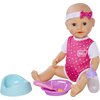 Na zdjęciu znajduje się lalka w różowym ubranku z białymi serduszkami i napisem "New Born Baby", siedząca obok niebieskiego nocnika, fioletowego talerzyka z łyżeczką oraz przezroczystej butelki z fioletowym smoczkiem. Lalka ma na głowie białą opaskę z róż