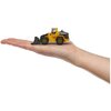 Na zdjęciu widoczna jest dłoń trzymająca miniaturowy model żółtego pojazdu budowlanego z napisem "VOLVO" na boku. Pojazd ma czarne elementy i jest szczegółowo odwzorowany.