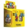 Żółte opakowanie kart kolekcjonerskich z serii "PANINI FIFA 365 Adrenalyn XL 2026" z widocznymi napisami: "WORLD TOP CLUBS, TEAMS & PLAYERS", "OFFICIAL TRADING CARDS", "6 CARDS", "PLAY ONLINE: adrenalyn365.com". Na opakowaniu znajdują się również wizerunki piłkarzy oraz logo "FIFA 365".